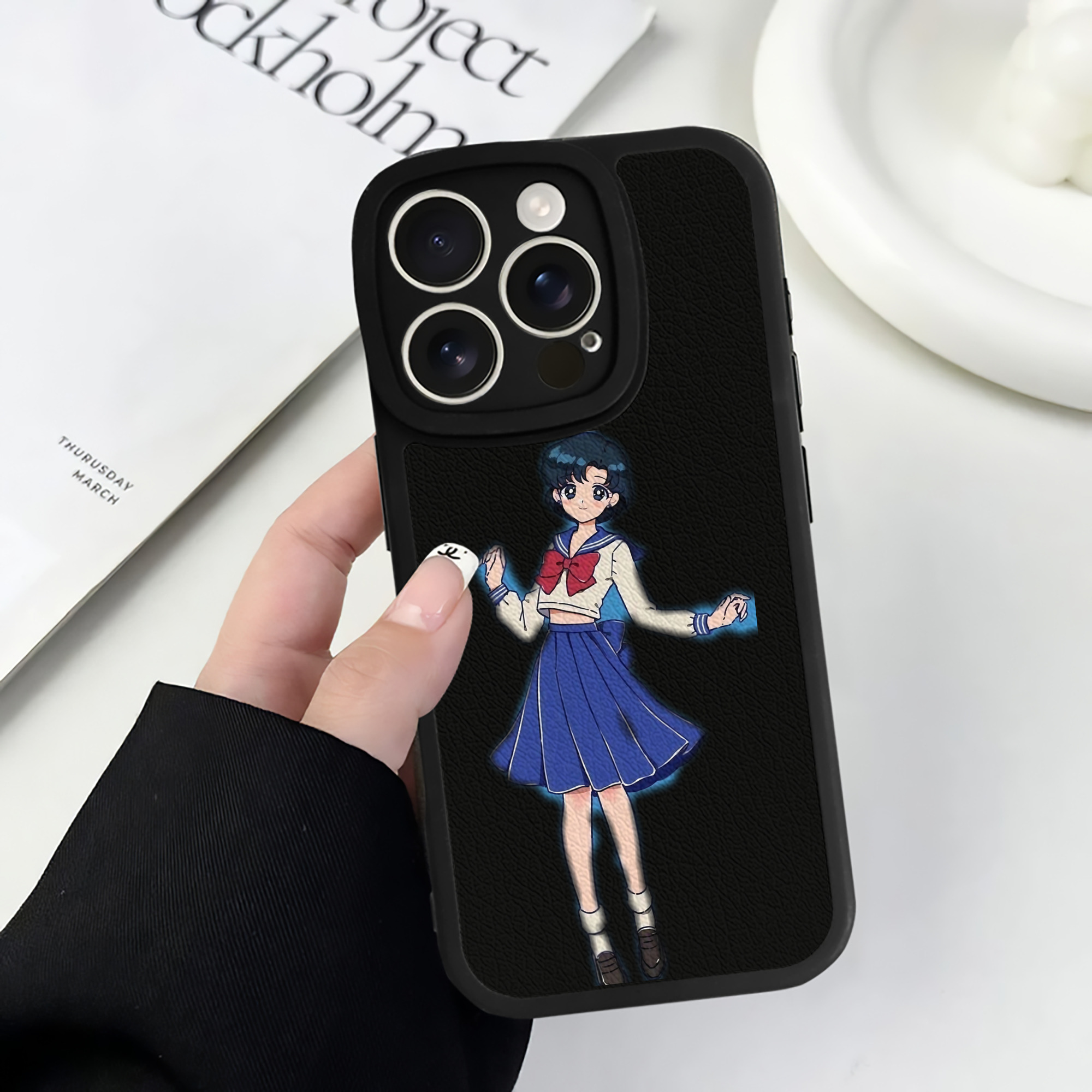 （画像用） 美少女戦士セーラームーン 水野 亜美 みずの あみ Sailor Moon Mizuno Ami 【iPhone 16シリーズ対応】シリコンスマホケース（レザー調） 材質：シリコン